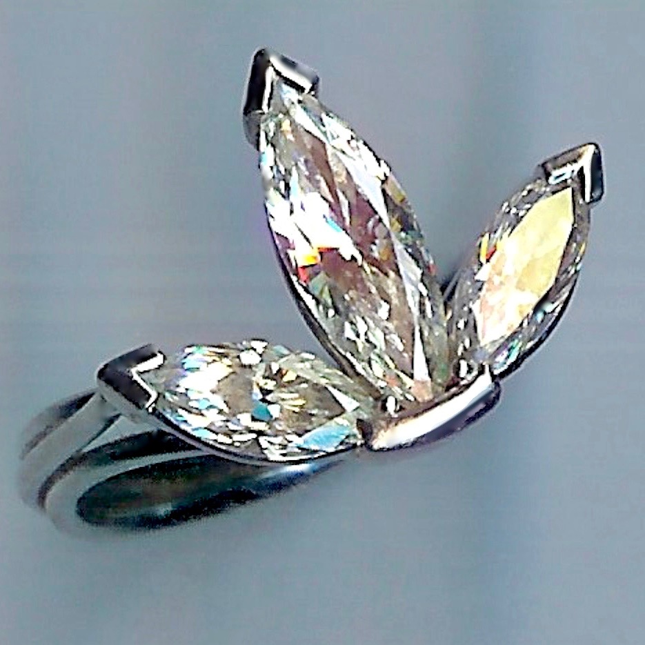 Breathtaking Marquise-Cut Diamond 3-st Ring